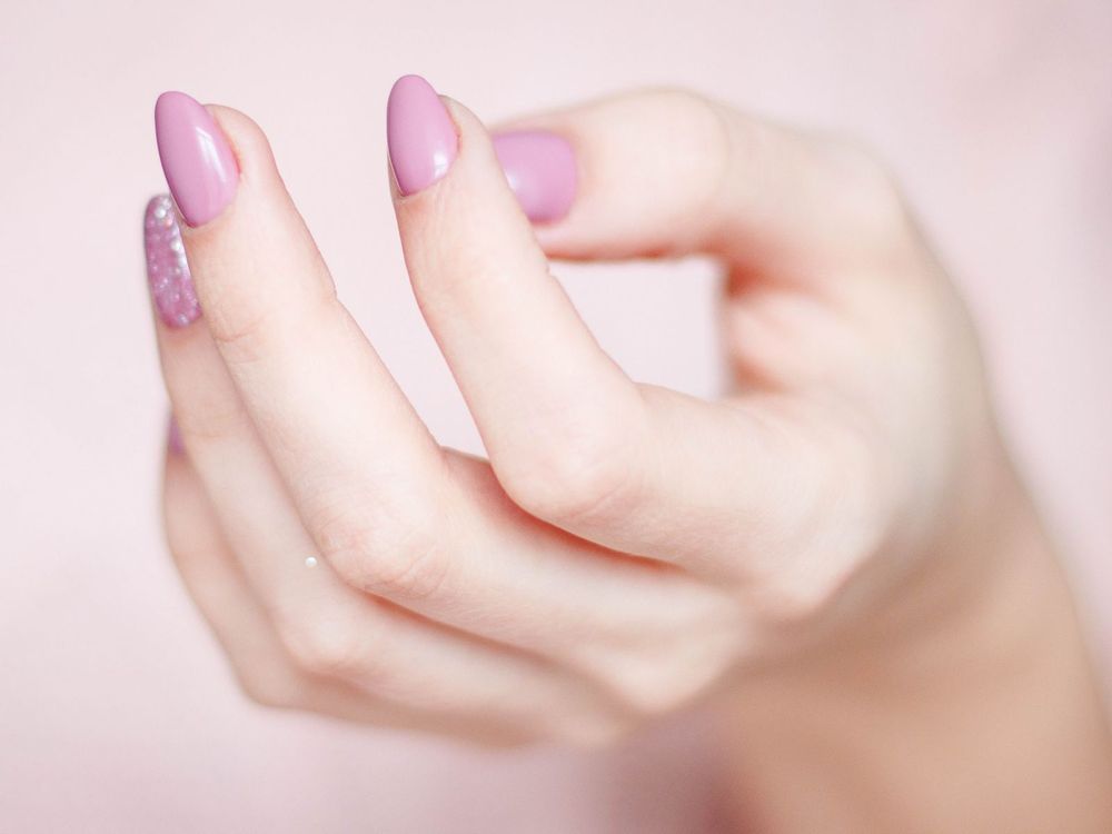 Rosé lackierte Fingernägel