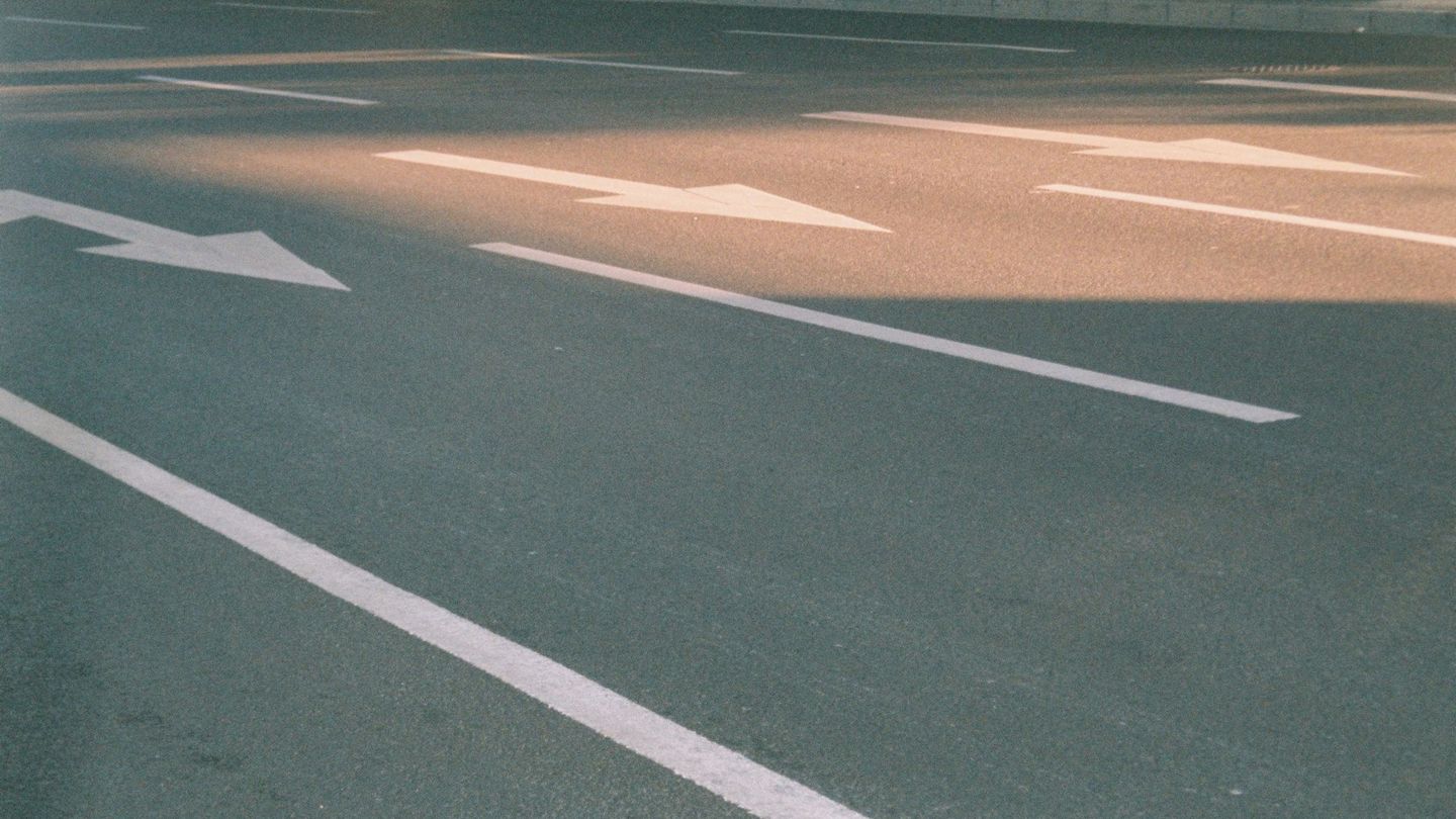 Fahrbahn mit Richtungspfeilen in der Stadt