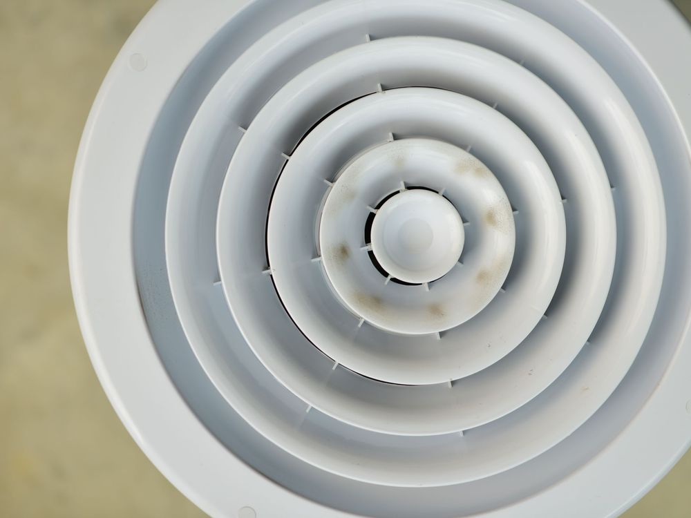 Round ceiling air diffuser