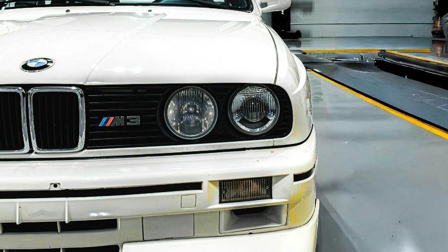 Weißer BMW in der hellen Werkstatthalle von Motorhaus Spandau, im Hintergrund die Hebebühnen