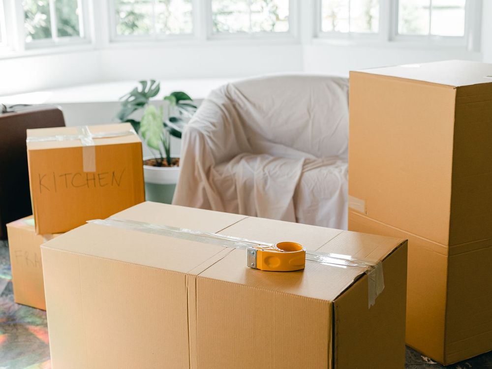 Gepackte Kartons in einer hellen Wohnung
